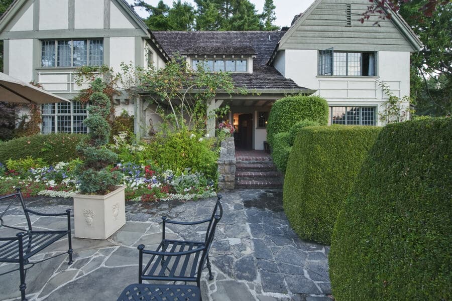 Jardin avec une pelouse clairsemée et décolorée avant retouche par IA