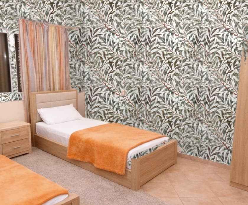 Papier peint à feuillage importé puis posé sur un mur de chambre par le simulateur, les ombres et le relief du mur conservés