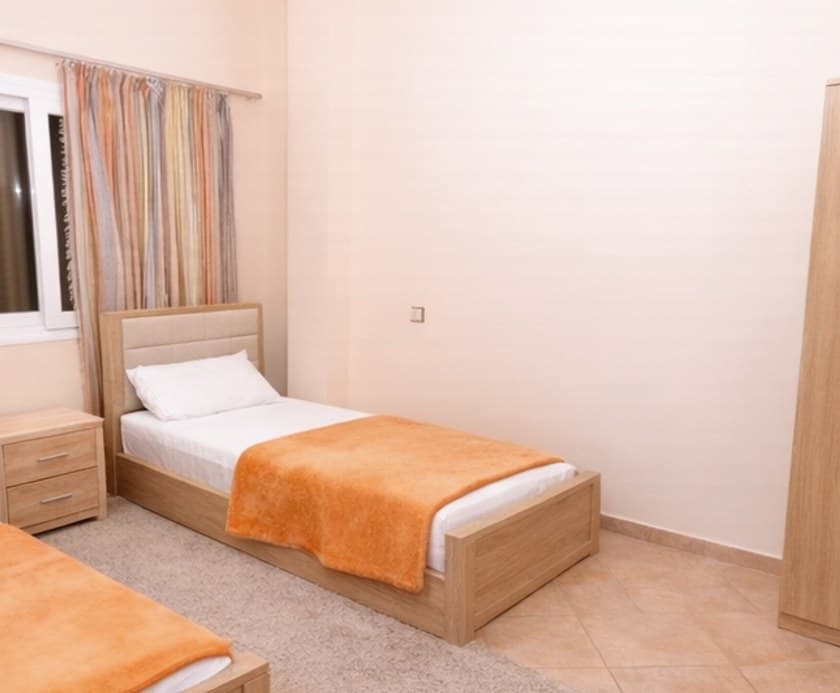 Mur de chambre nu, sans papier peint, avant la simulation