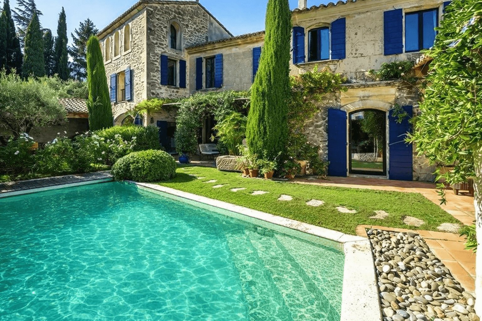 Même piscine nettoyée par retouche IA