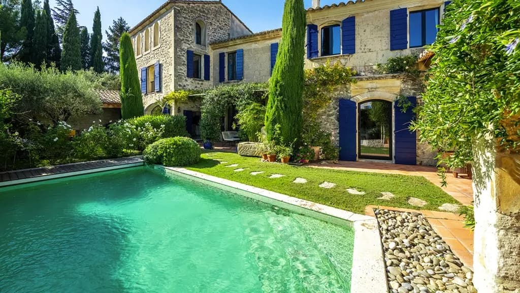 Piscine avec une eau trouble et des abords encombrés avant retouche par IA