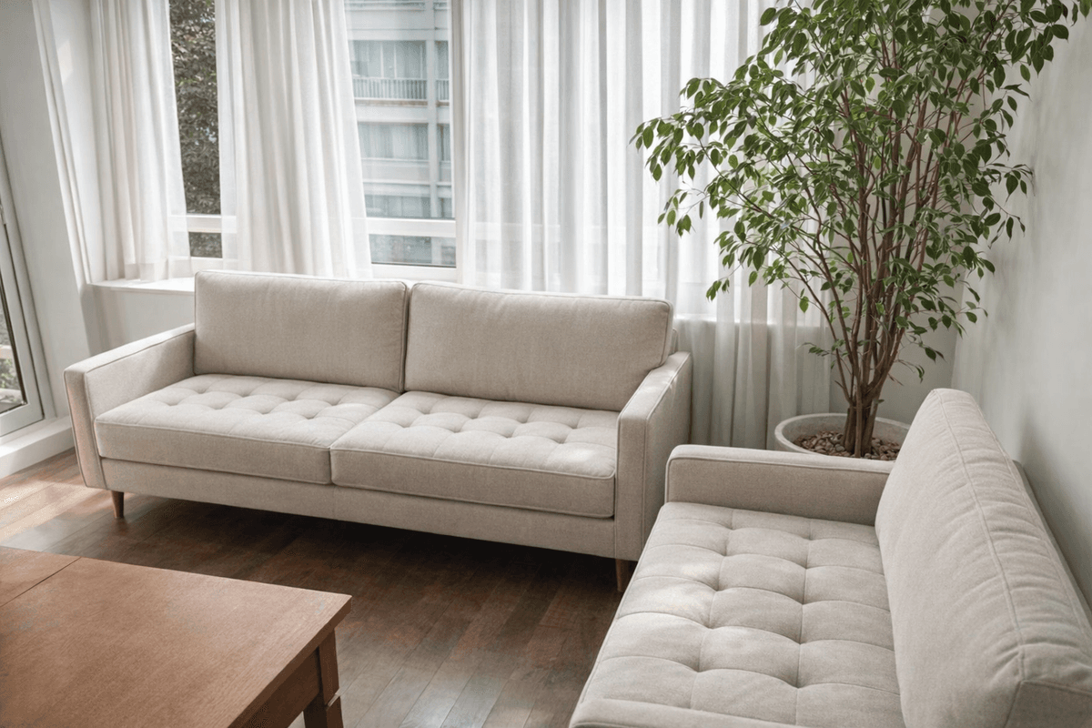 Même salon avec canapé beige après redécoration IA